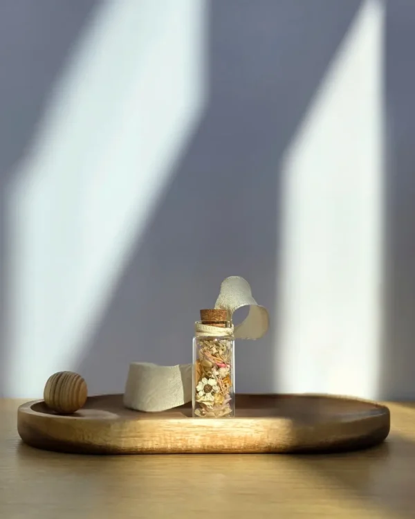 Mini Botella decorativa con flores secas y preservadas de LoRa BalBora