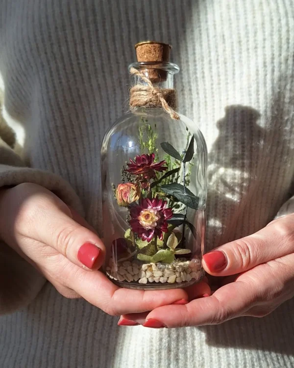 Botella decorativa con flores secas y preservadas de LoRa BalBora