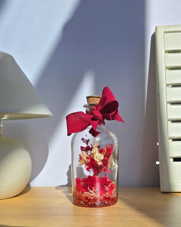 Botella decorativa con flores secas y preservadas de LoRa BalBora.