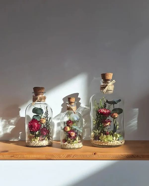 Botella decorativa con flores secas y preservadas de LoRa BalBora.