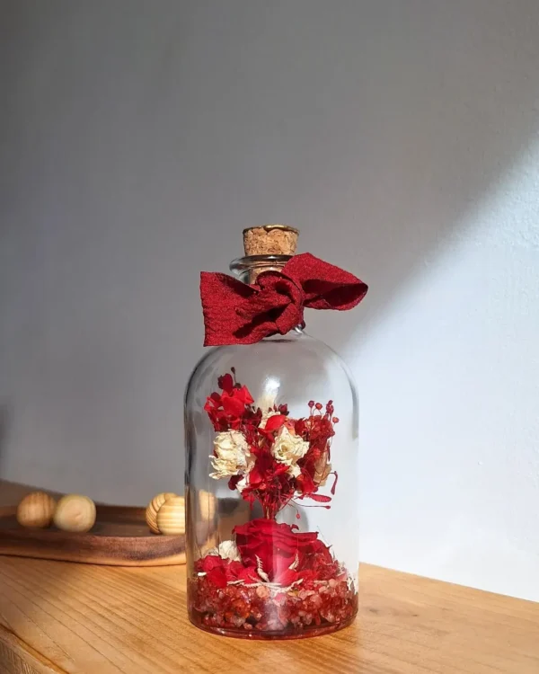 Botella decorativa con flores secas y preservadas de LoRa BalBora.