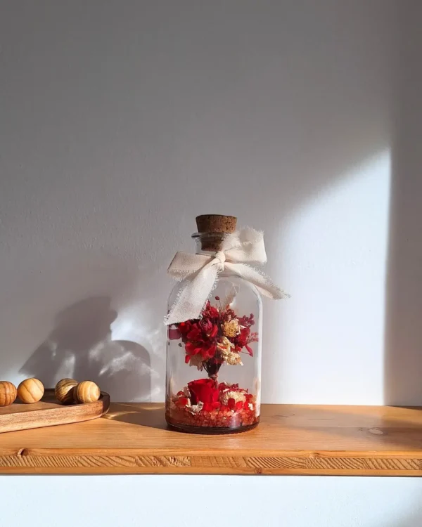 Botella decorativa artesanal con flores secas y preservadas