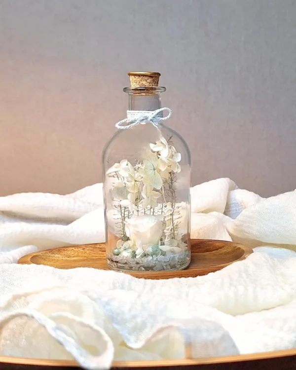 Botella decorativa con flores secas y preservadas de LoRa BalBora.