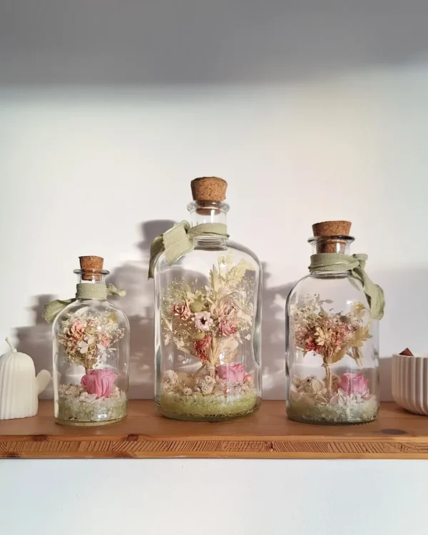 Botella decorativa con flores secas y preservadas de LoRa BalBora.