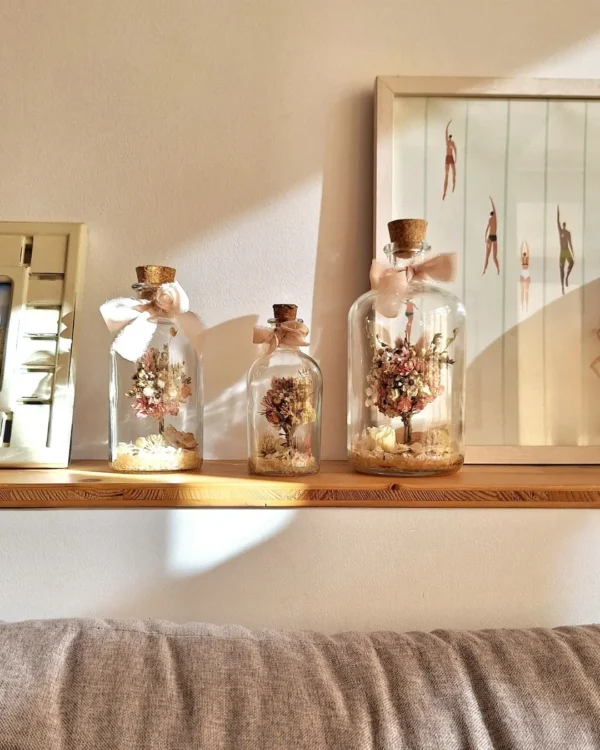 Botella decorativa artesanal con flores secas y preservadas
