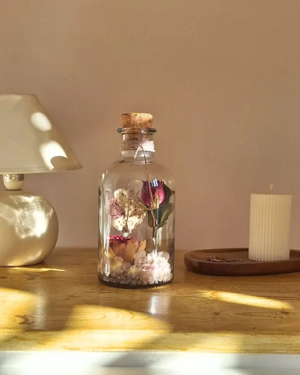 Botella decorativa artesanal con flores secas y preservadas