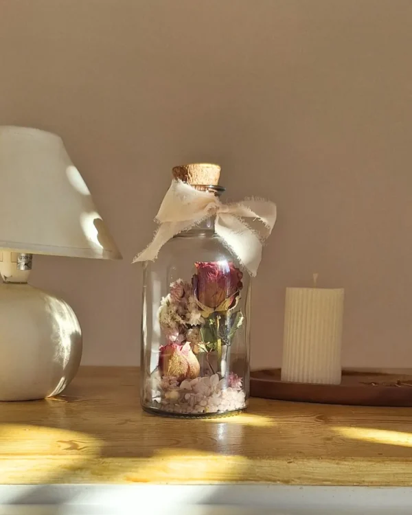 Botella decorativa artesanal con flores secas y preservadas