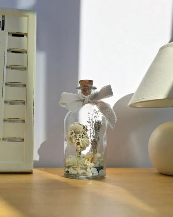Botella decorativa con flores secas y preservadas de LoRa BalBora.