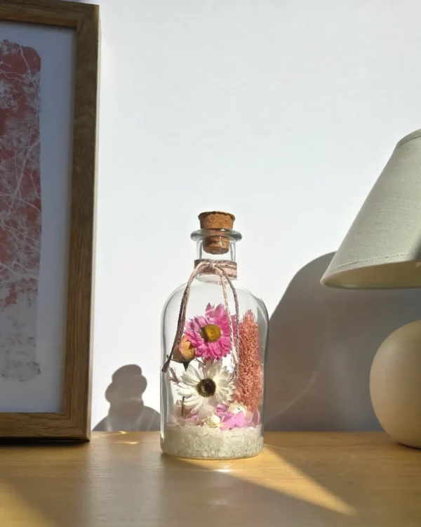 Botella decorativa con flores secas y preservadas de LoRa BalBora.