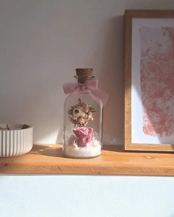 Botella decorativa con flores secas y preservadas de LoRa BalBora.