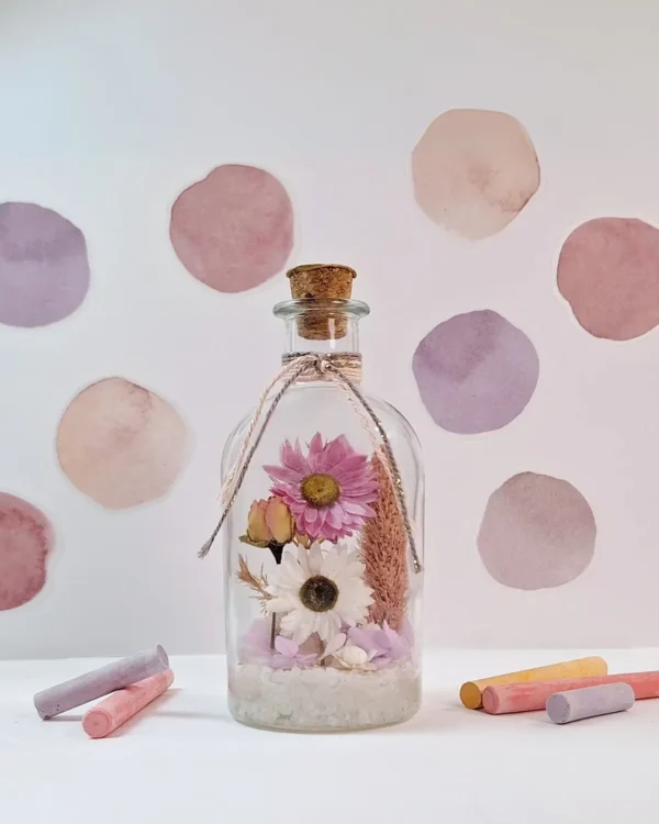 Botella decorativa con flores secas y preservadas de LoRa BalBora.