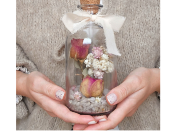 Botella decorativa con flores secas y preservadas de LoRa BalBora.
