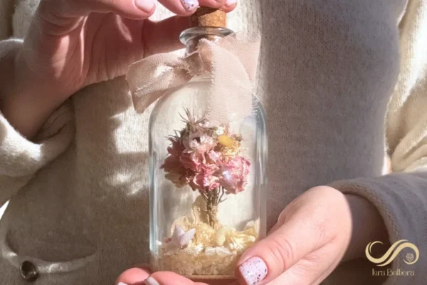Botella decorativa con flores secas y preservadas de LoRa BalBora